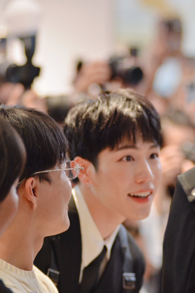 NUMINT091's tweet image. มือข้างนึงถือกล้อง อีกข้างถือโทรศัพท์ สรุปกล้องไม่โฟกัส โฮ รร ร  ร น่ารัก ๆ ๆ ๆ ๆ 😭🤏🏻💕🧚🏻‍♂️👚🎀💐👮🏻🍼🤍