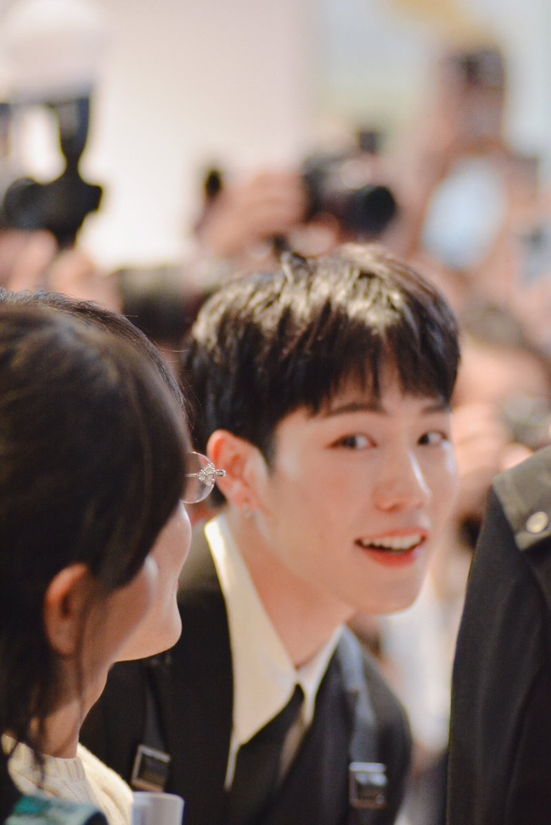 NUMINT091's tweet image. มือข้างนึงถือกล้อง อีกข้างถือโทรศัพท์ สรุปกล้องไม่โฟกัส โฮ รร ร  ร น่ารัก ๆ ๆ ๆ ๆ 😭🤏🏻💕🧚🏻‍♂️👚🎀💐👮🏻🍼🤍