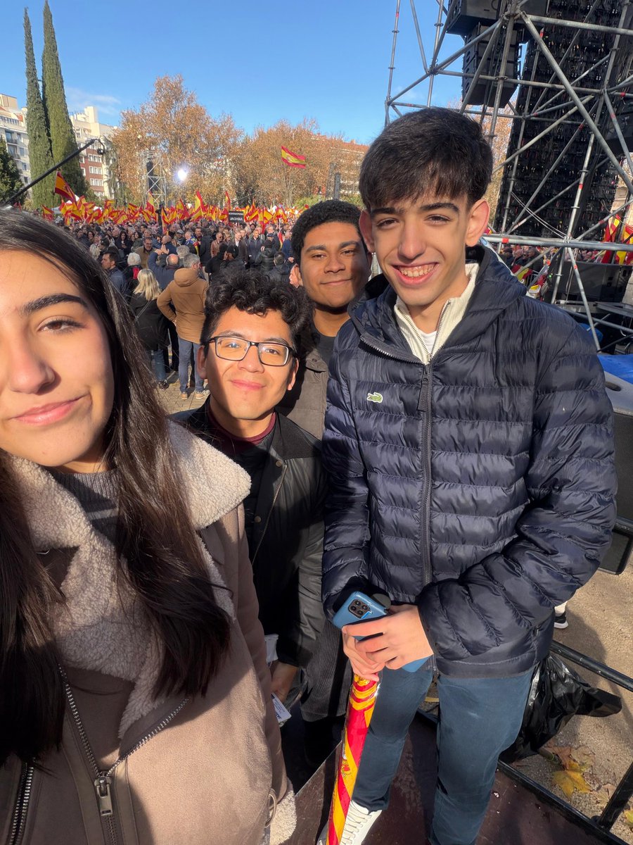 NNGG_CiudadLin's tweet photo. Hoy NNGG Ciudad Lineal ha estado en la manifestación de Debod, por la democracia, por la decencia, por la lucha contra la corrupción socialista 🥀. En definitiva, por que #Feijóo 🔝 llegue a La Moncloa para poner orden en esta maltratada España. Seguiremos,con #Ganas💙💪🏽 https://t.co/tI5olRNjH4