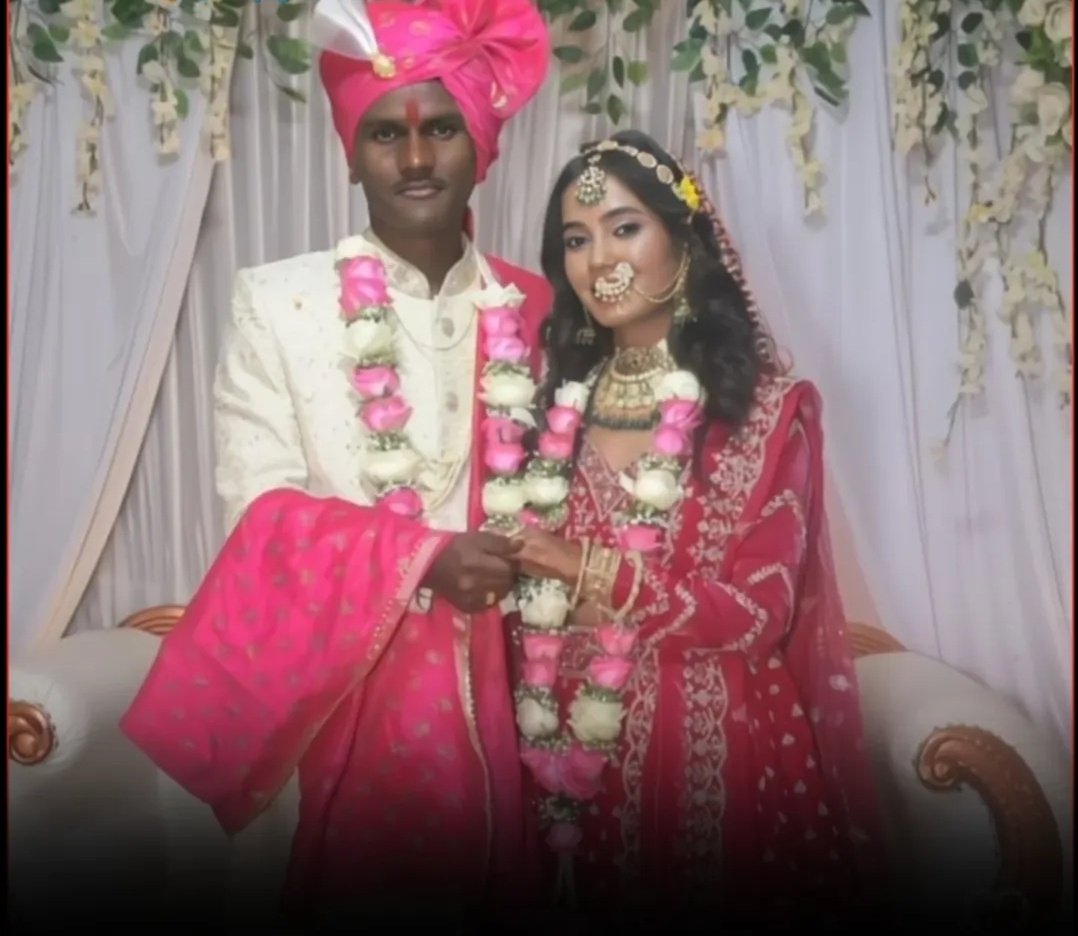 यह होती है असली मोहब्बत ऐसे होती है सच्ची मोहब्बत..!

मध्य प्रदेश में शादी करने वाला एक कपल सोशल मीडिया पर ट्रोल हो गया क्योंकि दुल्हन गोरी जबकि दूल्हा सांवला है। ट्रोलिंग पर प्रतिक्रिया देते हुए दूल्हे ऋषभराजपूत ने कहा, "शादी के लिए 11 साल इंतज़ार किया सरकारी कर्मचारी नहीं हूं