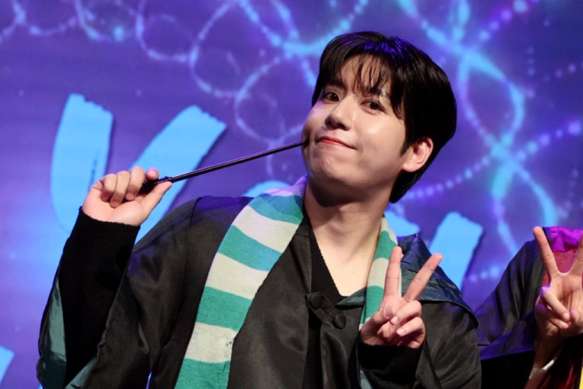 메모리 적당히 뒤져봄 보정 어플이 힘내줌 (?)
핸드폰으로 작게 보니까 어플로 조금 만져도 쓸만하네... 굿즈같은건 해상도 안나와서 못만들겠지만
컴터로 옮겨서 고르고 보정하기 전에 우선 하나만!

자기 전에 누워서 의진님 감상 히히