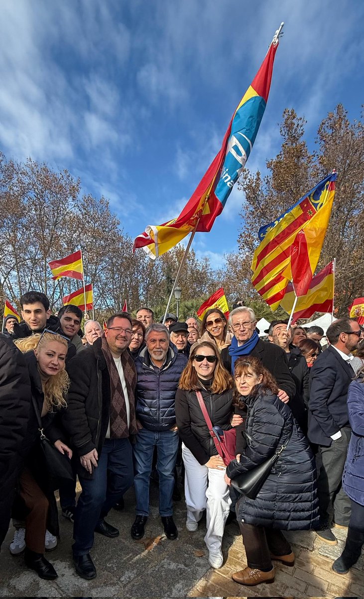 🔵 MAFIA ó DEMOCRACIA 🔵

👉 #PPLatina ha estado acompañando a su Presidente <a href="/albertogonzdiaz/">Alberto González D.</a> y a nuestra Secretaria Gral  <a href="/Laura_MS78/">Laura</a> en el acto que ha tenido lugar en el Templo de Debod.

🗣️Este Gobierno nació en un caserío y morirá en las urnas.