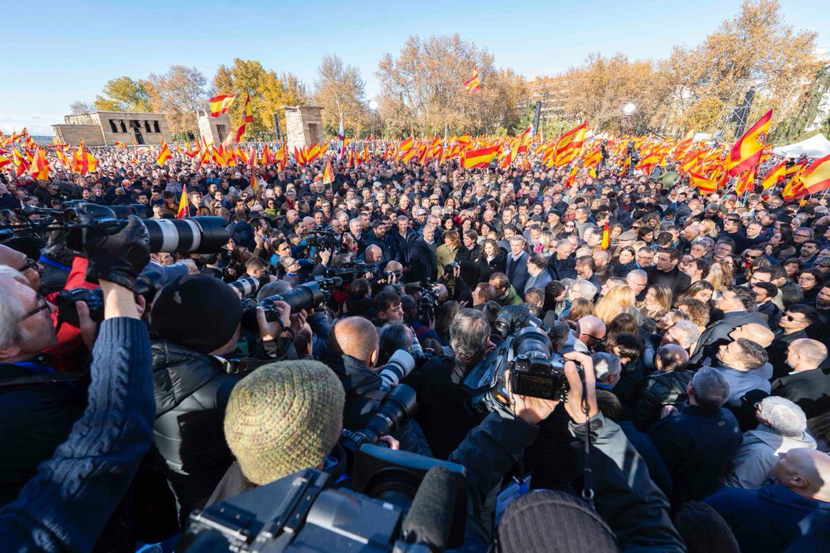 80.000 españoles, entre ellos un buen número de gallegos, hemos dejado claro que esto SE ACABÓ: España tiene que hablar y decidir democráticamente.

Frente a la corrupción, la cárcel y la vergüenza del sanchismo, el futuro tiene un nombre: <a href="/NunezFeijoo/">Alberto Núñez Feijóo</a>.

¡ELECCIONES YA! 🗳️