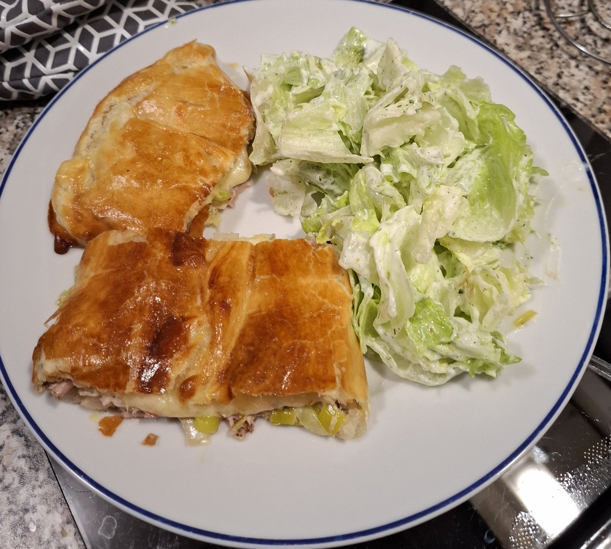 Schönen 1.Advent 🕯🎄
Blätterteig, Kochschinken, Salami, Edamer, Lauch, Zwiebel, Schmand. Bestreichen mit Ei. Umluft 180°C für ca. 20min. Dazu Eisbergsalat, Dill-Joghurt-Öl-Dressing 😋