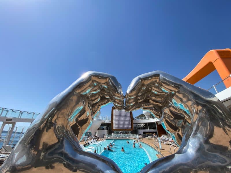 travelenvytreve's tweet image. 🌞🏖️ Get Ready for a Whole New Side of Poolside with Celebrity Cruises! Dive into ever-changing vibes from morning to night with DJs, live bands, exclusive surprises, pool games, and pop-up performances that turn pool time into showtime. #poolestdayever