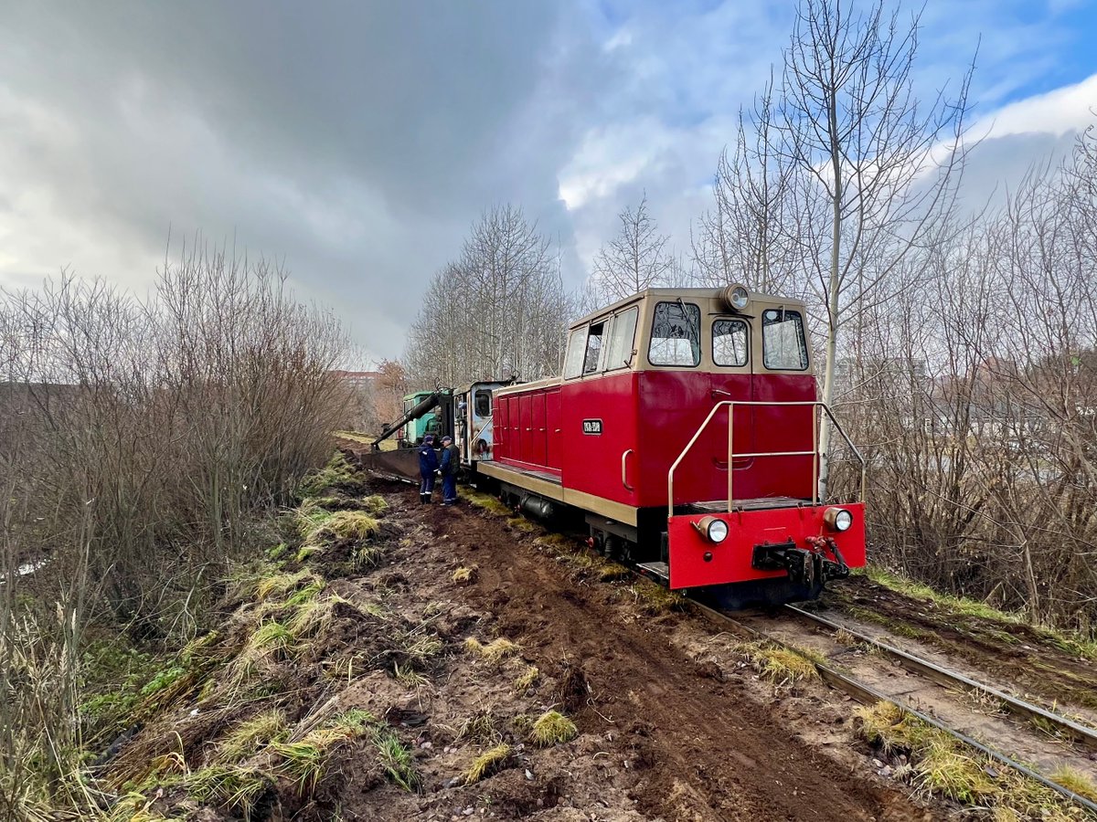 Путевой струг УПС1-46 в работе, расчищает пути и полосу отвода, Каринская УЖД, Кировская обл, 2025. Railroad spreader UPS1-46 is clearing tracks and right of way on the Karinskay narrow-gauge railway in Kirov Oblast, 2025. Photo: Музей ЖД. #Russia #UPS1 #ESU2A #ужд #узкоколейка