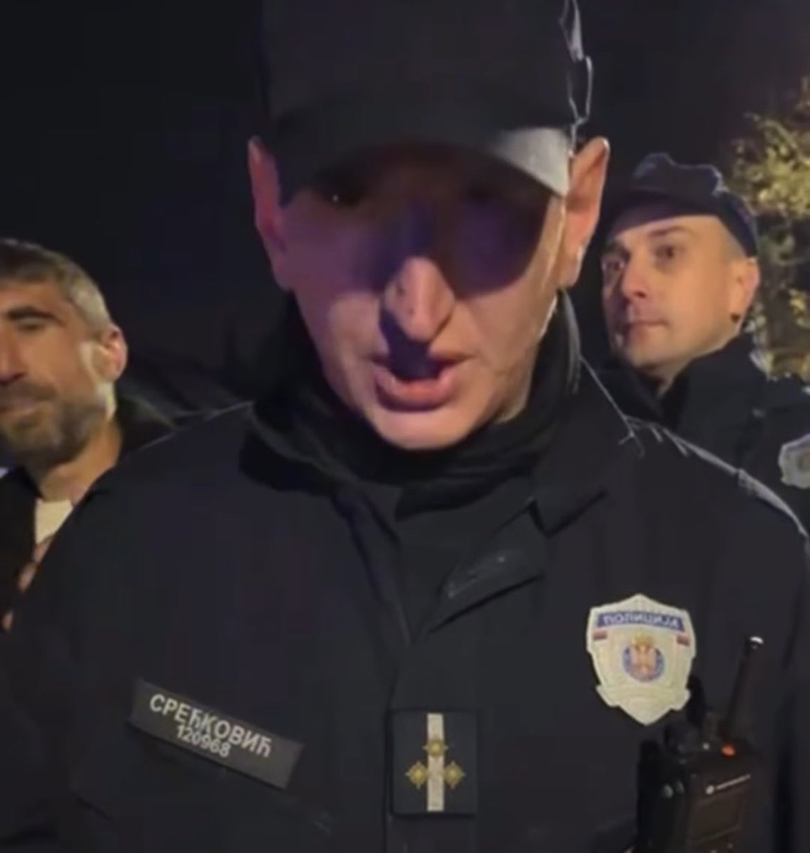 Srećković, 120968, odbija da u Mionici reaguje na kapuljaše već pita graðane i posmatrače da li uzimaju terapiju. Zapamtiti kljuna.