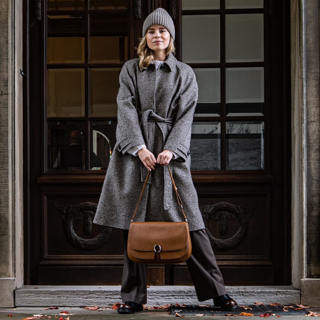 Ein Mantel, der sofort zeigt, wie elegant Wintertage aussehen können. Der Vichy-Hahnentritt in warmem Braun bringt Charakter ins Outfit, ohne aufdringlich zu sein. Der Schnitt bleibt klassisch – verdeckte Knöpfe, Umlegekragen mit Knopf, Bindegürtel – und… instagr.am/p/DRr8EP_jZvo/