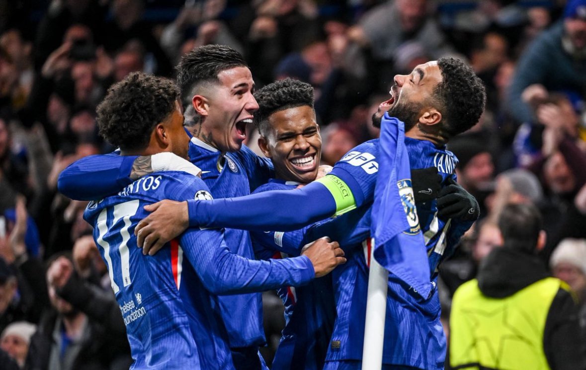 الانتصار على ارسنال يعني المنافسه 
الانتصار على ارسنال يعني المنافسه
الانتصار على ارسنال يعني المنافسه

الفرصة الاخيرة يا تشيلسي، نكون او لا نكون يالبلوز 
دعونا لا نضخم الامر انه مجرد ارسنال سهل جداً 
وضيع صغير مهان يجب امتطاءه ودعسه وصلت ؟