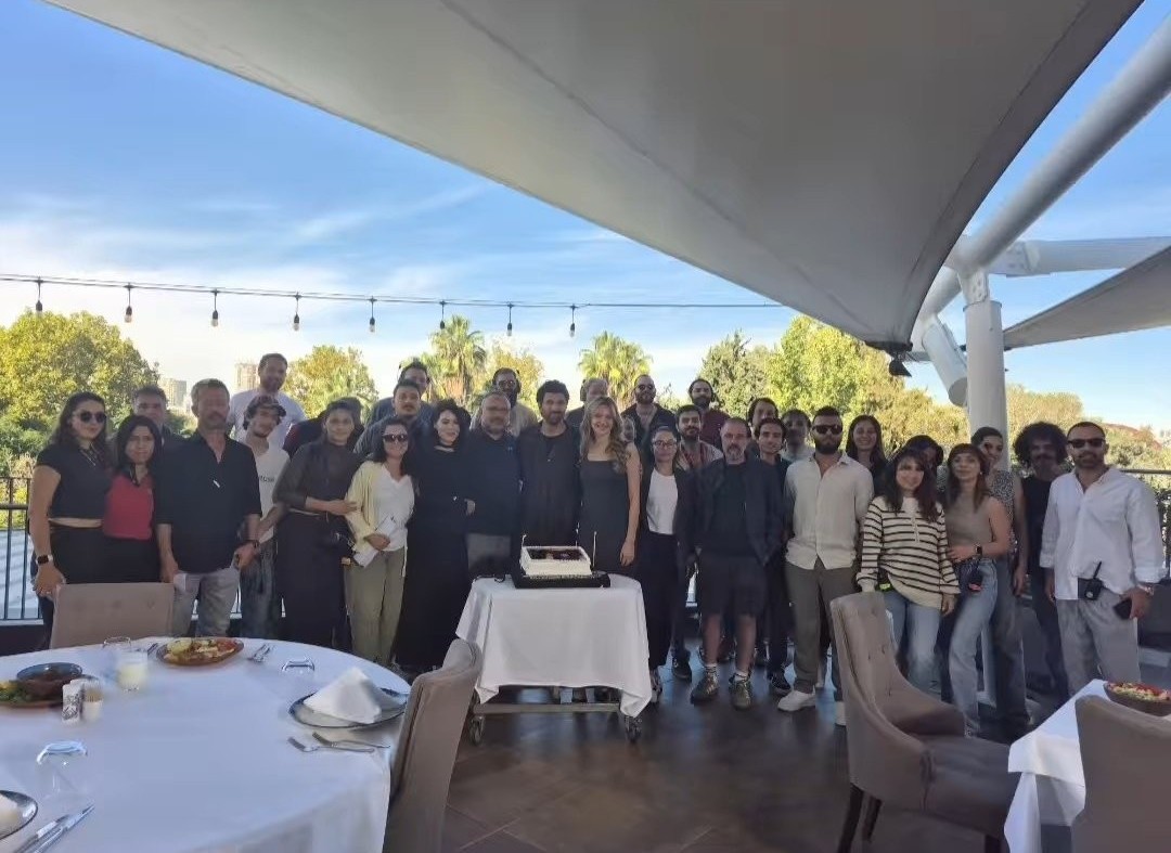 Fotos de la fiesta del 2 de noviembre con sus compañeros de trabajo  #EnginAkyürek