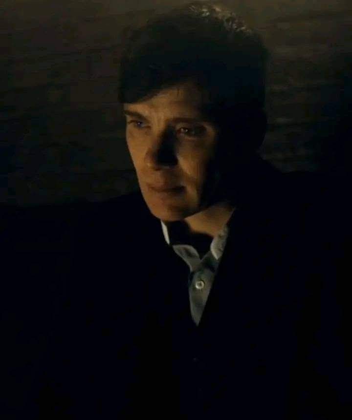 كان خطأ في الاستعارة حين قلت أنك شجرة
 تنمو في صدري من يومها والفؤوس تتهاوى عليّ...!!