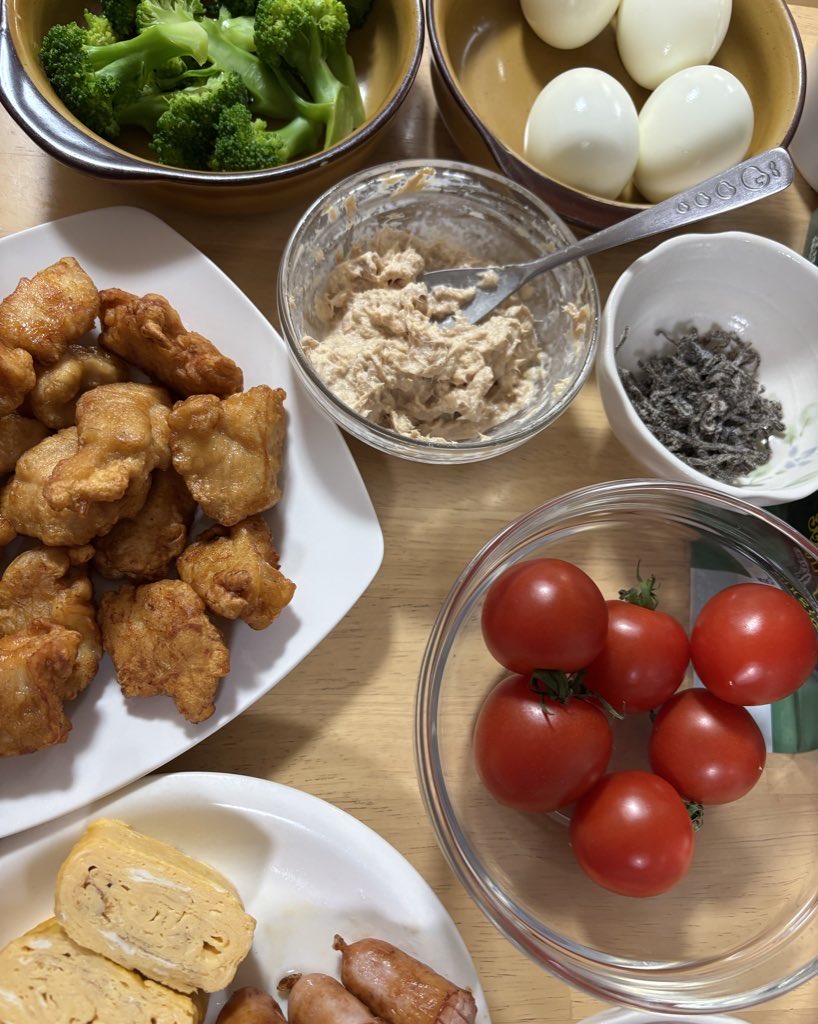 19yuyu02's tweet image. おにぎりを作って母に届けて、一緒にラジオを聴きました。母もとても喜んでくれました😆岩ちゃん♡ありがとう✨
岩ちゃんが言ってたロケ弁もイメージして作ってみました。ゆで卵も唐揚げもどちらも詰めて😊美味しく頂きました🙏🏻🍙
#サステナデイズ　#岩田剛典
#nerdmind