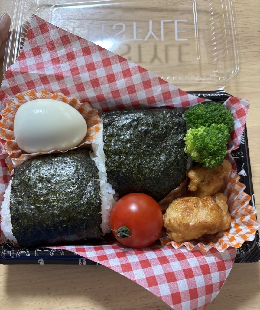 19yuyu02's tweet image. おにぎりを作って母に届けて、一緒にラジオを聴きました。母もとても喜んでくれました😆岩ちゃん♡ありがとう✨
岩ちゃんが言ってたロケ弁もイメージして作ってみました。ゆで卵も唐揚げもどちらも詰めて😊美味しく頂きました🙏🏻🍙
#サステナデイズ　#岩田剛典
#nerdmind
