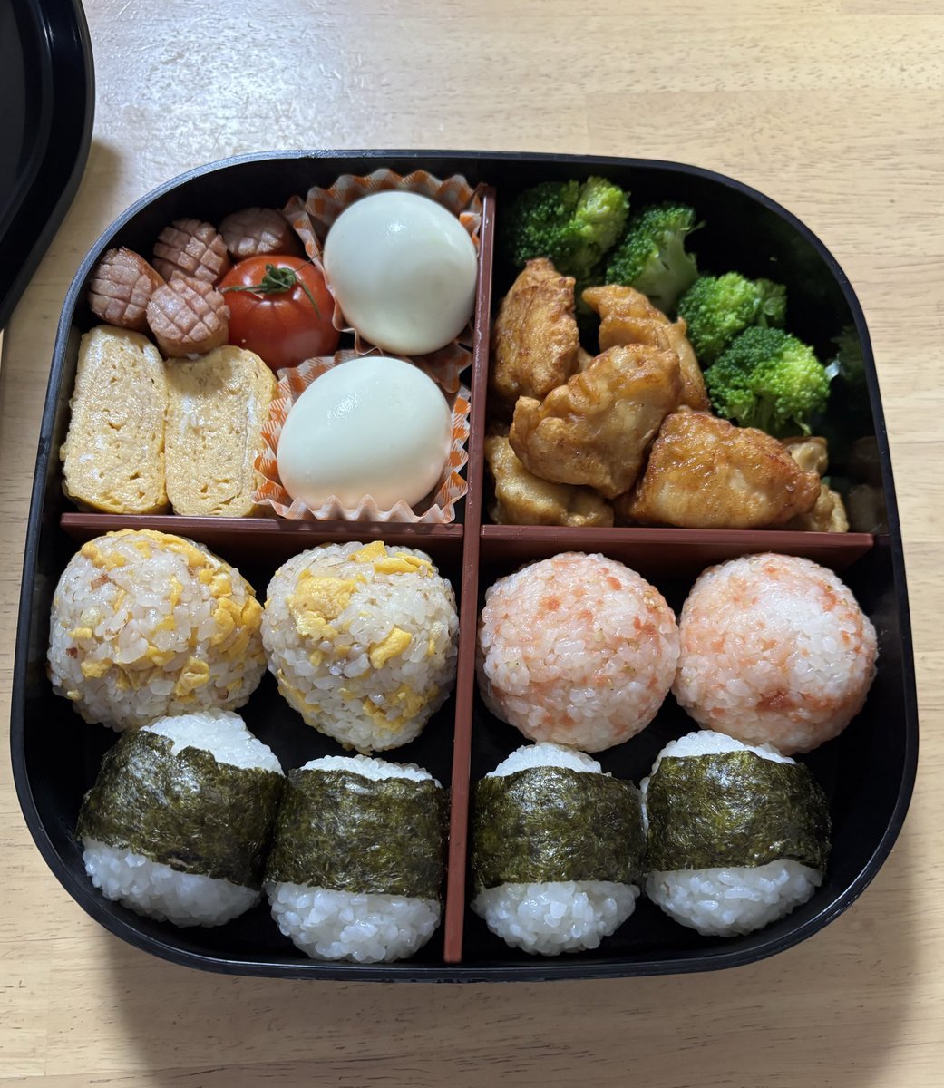 19yuyu02's tweet image. おにぎりを作って母に届けて、一緒にラジオを聴きました。母もとても喜んでくれました😆岩ちゃん♡ありがとう✨
岩ちゃんが言ってたロケ弁もイメージして作ってみました。ゆで卵も唐揚げもどちらも詰めて😊美味しく頂きました🙏🏻🍙
#サステナデイズ　#岩田剛典
#nerdmind