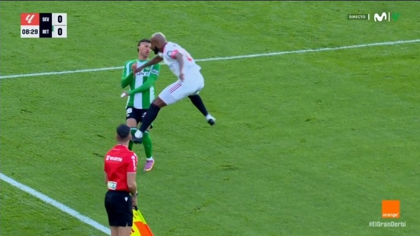 MrAsubio's tweet photo. #Sevilla #Betis

👟 Despeja el balón con la derecha Marcão y aprovecha para lanzarle una patada a Deossa con la derecha.

📌 ES 🟥 POR CONDUCTA VIOLENTA.

👮🏻‍♂️:❌️
📺:❌️

▪️Para mí es una patada con fuerza excesiva y nunca se produce como producto del movimiento de su cuerpo. https://t.co/osQgt4rXe9