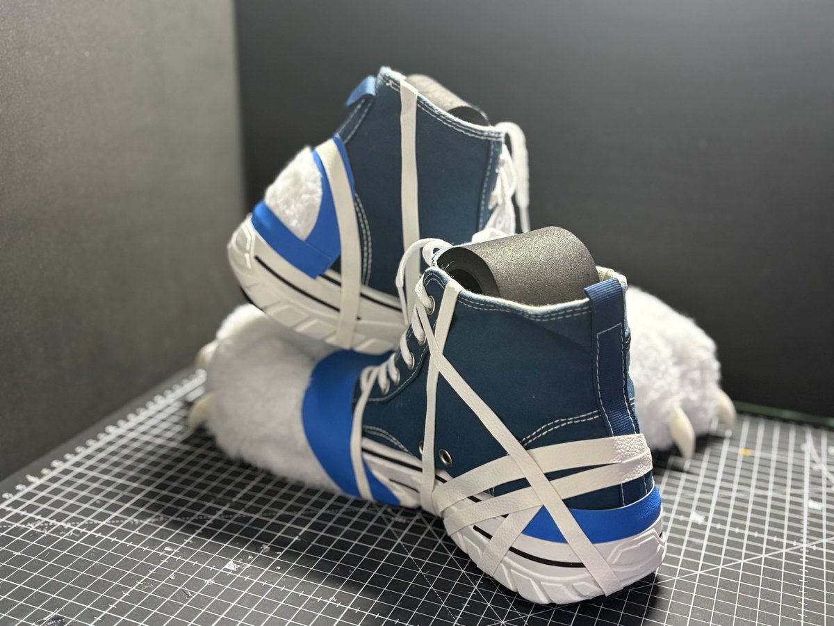 Shoes commission will open
신발커미션 금방열겠습니다 
열기전에 경매를 먼저 열거같아요 ㅎ