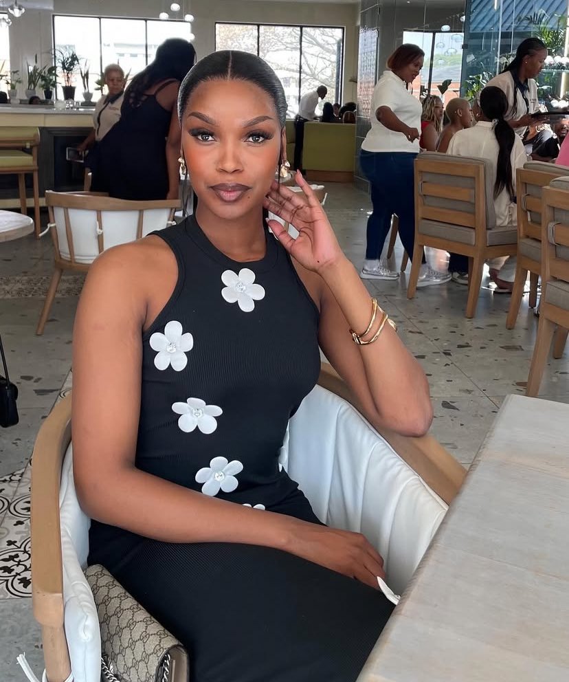 The one true Algorithm Goddess
With just a reply... Million views will come rushing. <a href="/akreana_/">Keabetswe🌬</a> we hail thee