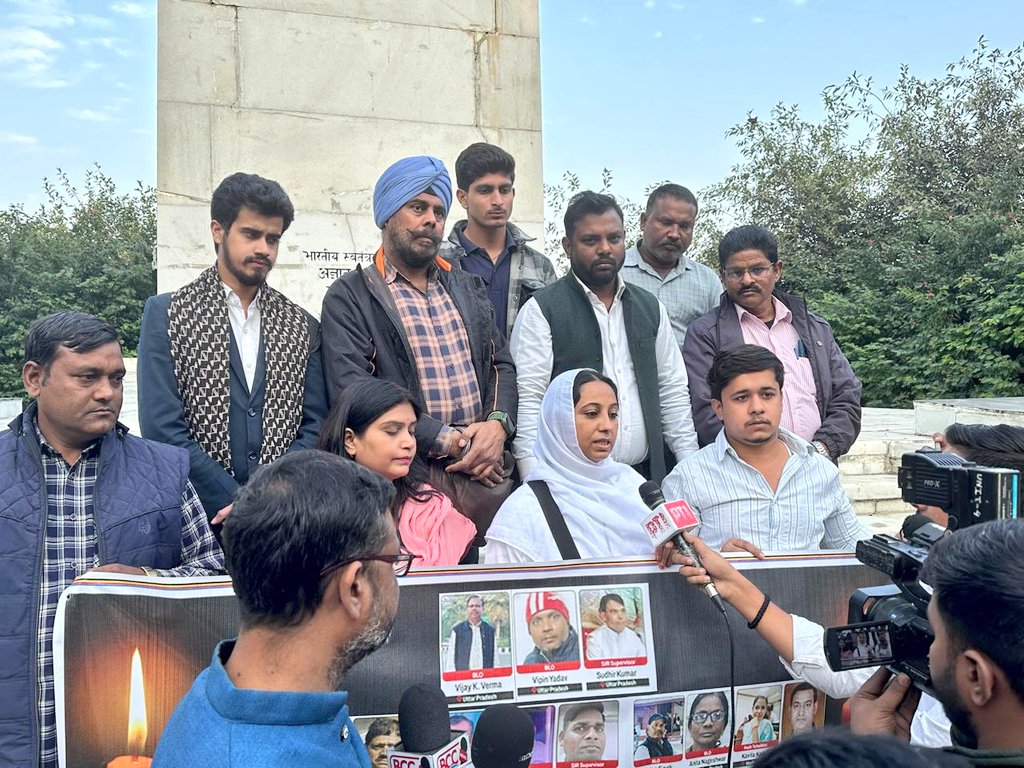 AAPUttarPradesh's tweet image. मोदी की तानाशाही के कारण देश भर में 25 से ज्यादा BLOs की जान चली गई। 

मोदी के चुनावी घोटाले को उजागर करने और जान गंवाने वाले BLOs को श्रद्धांजलि देने के लिए लखनऊ में जिलाध्यक्ष इरम रिजवी जी के नेतृत्व में AAP कार्यकर्ताओं एवं पदाधिकारियों ने दीप प्रज्ज्वलित कर श्रद्धा सुमन…