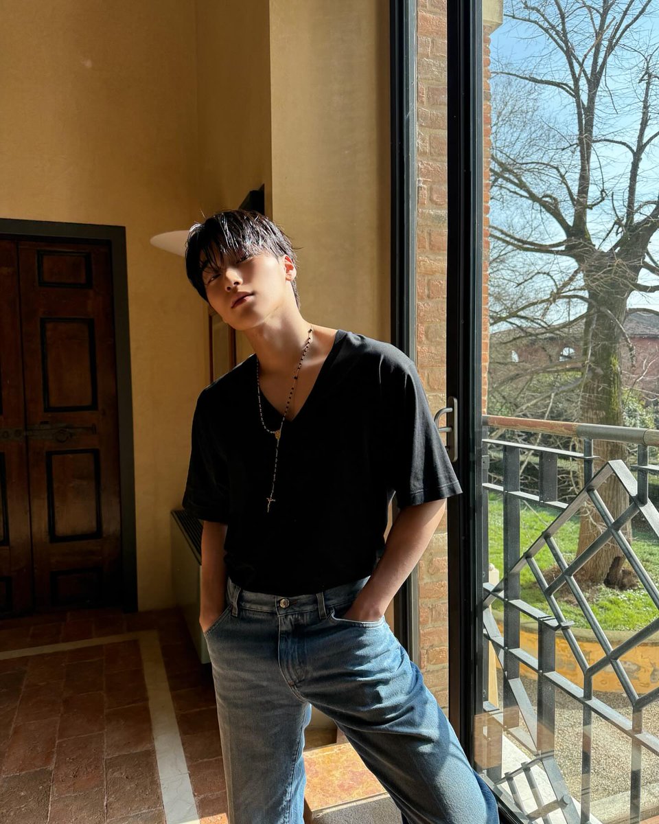 ATEEZHSAN's tweet image. I think it's time I find some friends, someone who can handle my random energy, quiet moods, and chaotic late-night cravings. Nothing serious, just good company and good vibes. If that sounds like your kind of chaos, we will surely get along well. 

repost is very appreciated!