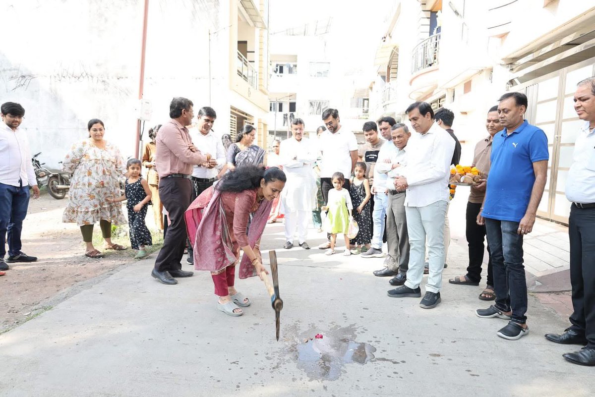 આજ રોજ કતારગામ વિધાનસભા વિસ્તાર વોર્ડ નંબર-૮ (ડભોલી-સિંગણપોર) માં આવતી અમીપાર્ક સોસાયટીમાં વિકાસકાર્યો પાણીની લાઈન અને આર.સી.સી રોડના ખાતમુહૂર્ત પ્રસંગે હાજરી આપી સાથે વોર્ડના કોર્પોરેટરશ્રીઓ અને સોસાયટીના પ્રમુખશ્રી આગેવાન શુભેચ્છકો ઉપસ્થિત રહ્યા હતા.

#mlavinodmoradiya