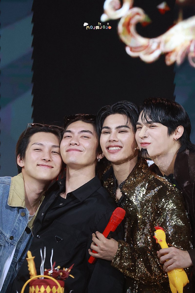 day one 💗

— @fortfts <a href="/peatwasu/">peatwasu #เคลวิน</a> 
#ThisIsFortasticFieldFest