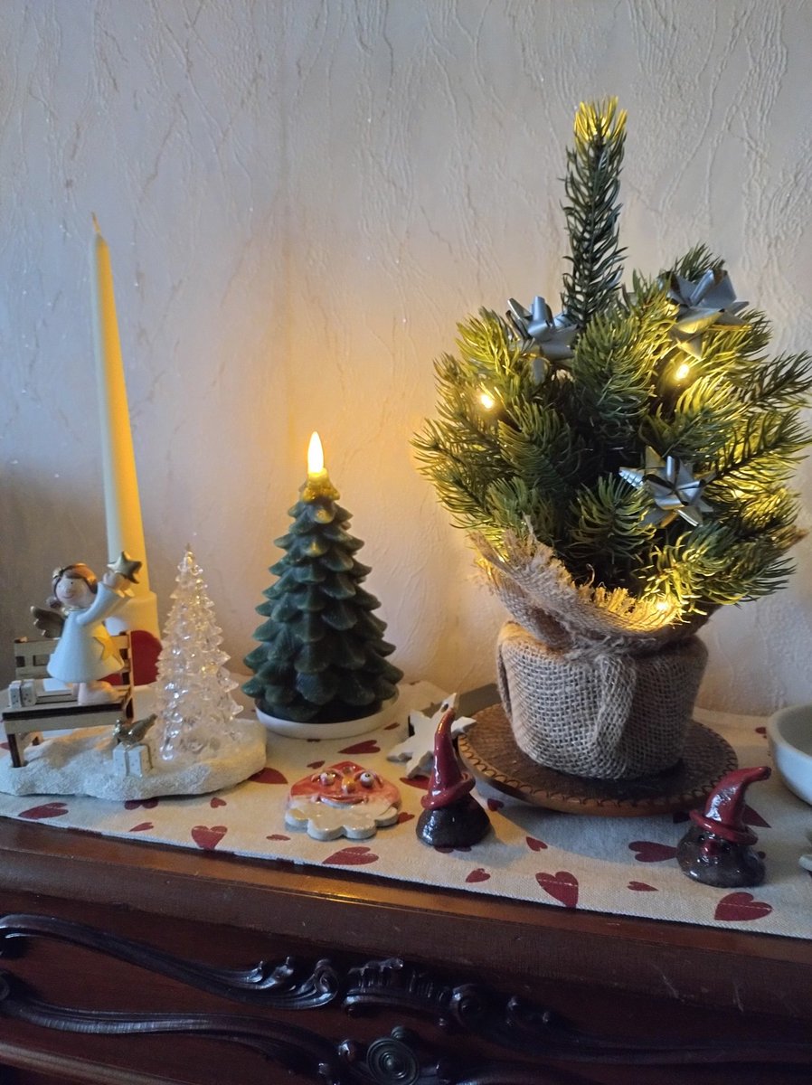 Allen Lieben hier wünsche ich einen wunderschönen ersten Advent. -
Das ist mein Herzenswunsch:
Mögen wir mitunter zu mehr Gemeinsamkeit zurück finden,
Trennendes gab es ja bisher genug. -
Besondere Grüße auch an meine über 1.000 Follower, ihr seid einzigartig.
