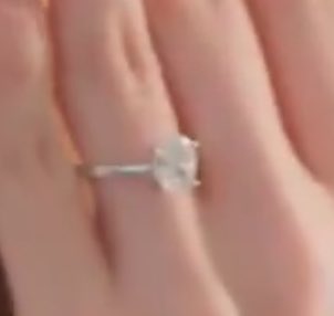 cozyblissy's tweet image. ดูเอานะ เลือกแหวนให้แฟนใหม่กับแฟนเก่าเหมือนกันเป๊ะ ซื้อแบบเหมาหรอ 1โหลไปเลย เหลืออีก10วง55555555555555555