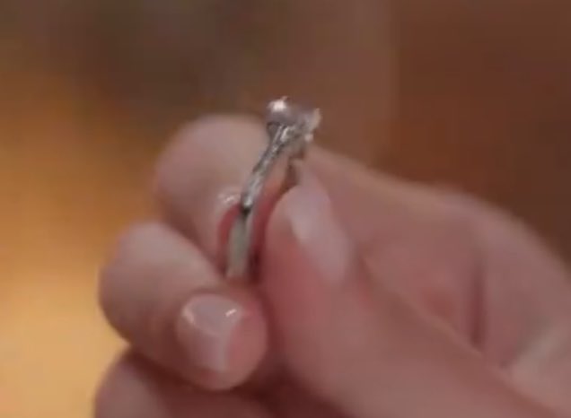 cozyblissy's tweet image. ดูเอานะ เลือกแหวนให้แฟนใหม่กับแฟนเก่าเหมือนกันเป๊ะ ซื้อแบบเหมาหรอ 1โหลไปเลย เหลืออีก10วง55555555555555555