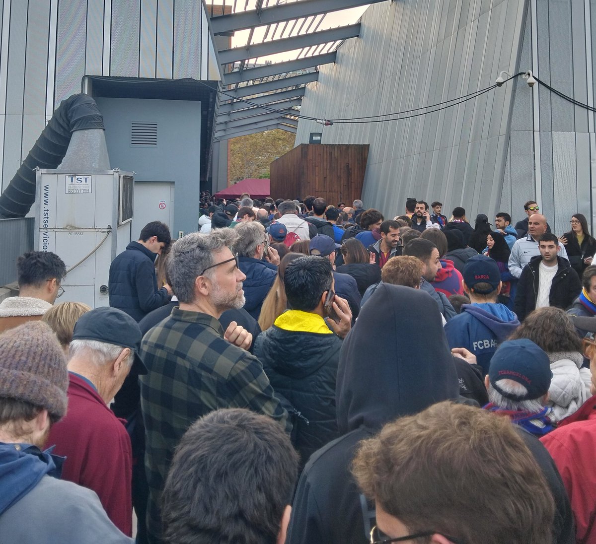 PenyaAlmogavers's tweet image. Després del desgavell de les entrades i mala comunicació del club, ara venen les lliçons.
Els guardians de la moral barcelonista, desbocats a les xarxes, renyant a qui ha tingut la gosadia de queixar-se per fer una hora de cua, entrar tard al partit o no haver pogut entrar.