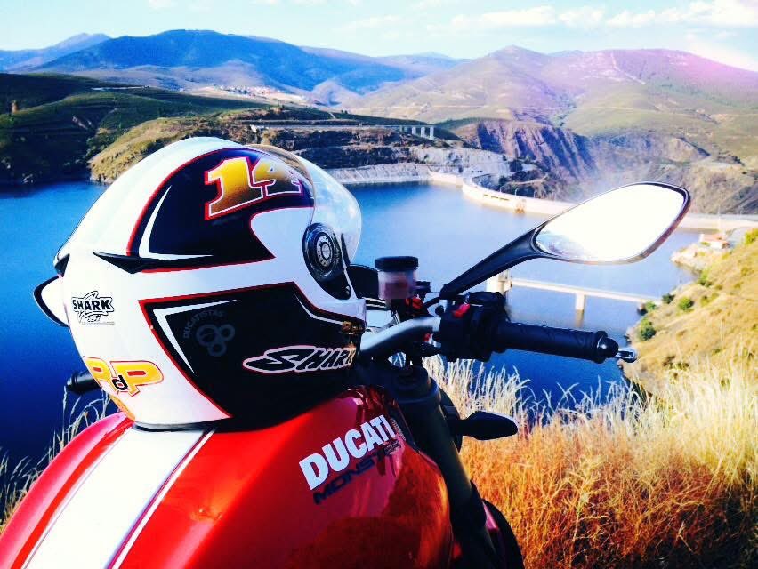 ScottSquirell's tweet image. El mío es un RPHA-11. Por eso lo decía.
Pero no me resulta muy cómodo. Siguen siendo mucho mejores (para mi cabeza) los SHARK, como este RSi réplica Randy de Puniet.