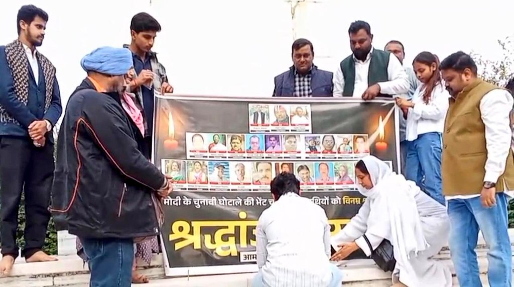 AAPUttarPradesh's tweet image. मोदी की तानाशाही के कारण देश भर में 25 से ज्यादा BLOs की जान चली गई। 

मोदी के चुनावी घोटाले को उजागर करने और जान गंवाने वाले BLOs को श्रद्धांजलि देने के लिए लखनऊ में जिलाध्यक्ष इरम रिजवी जी के नेतृत्व में AAP कार्यकर्ताओं एवं पदाधिकारियों ने दीप प्रज्ज्वलित कर श्रद्धा सुमन…