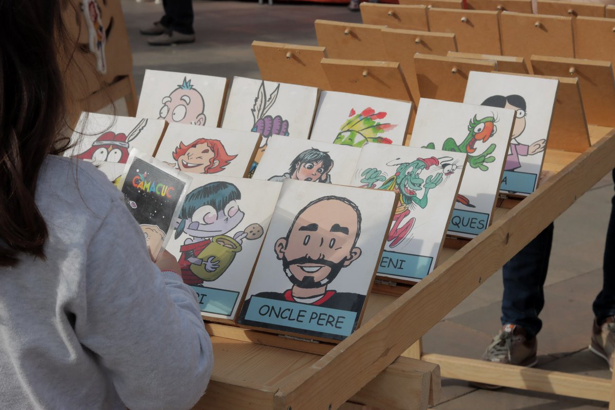 🎨 Diversió, rialles i creativitat a la Plaça del Camacuc! Els més menuts han gaudit dels tallers infantils d’<a href="/AccioCulturalPV/">Acció Cultural del País Valencià</a> en una jornada plena de jocs, aprenentatges i imaginació. Un matí per recordar! 🌟  
#PlaçaDelLlibre #Taller #CulturaEnValencià