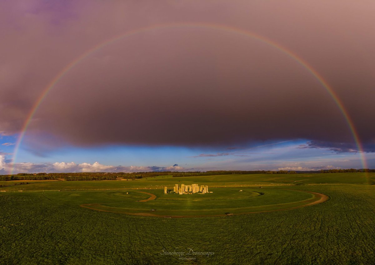 ST0NEHENGE's tweet photo. Stunning rainbow over Stonehenge yesterday just before sunset 😍🌦️🌈 via Nick Bull 🙏
#sun #autumnvibes #stonehenge #autumn #stones #rainbow #landscapephotography #landscape #sunset #November https://t.co/XR4SWe4vkk