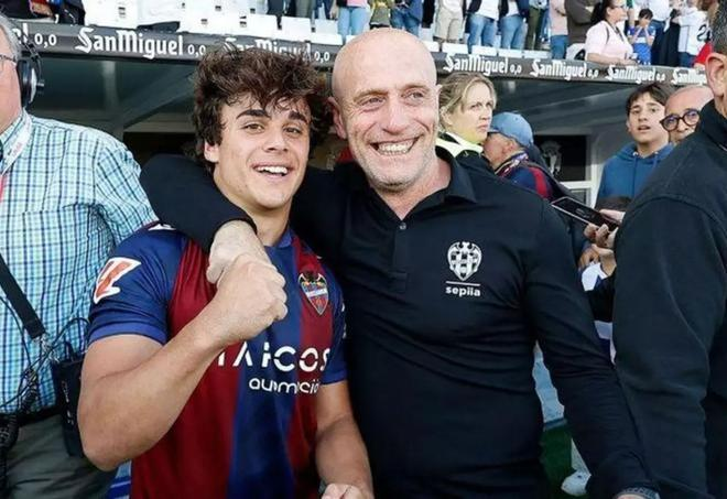 AlexandrePiris's tweet photo. Creíste en este club cuando más fácil era darnos la patada
Creíste en una plantilla con muchas carencias
Creíste en una afición muerta en vida por tantos golpes

El "todo va a salir bien" y el "Levante es un club grande" estarán siempre en la historia del Levante

Gracias, Julián https://t.co/NYdDAEz55q