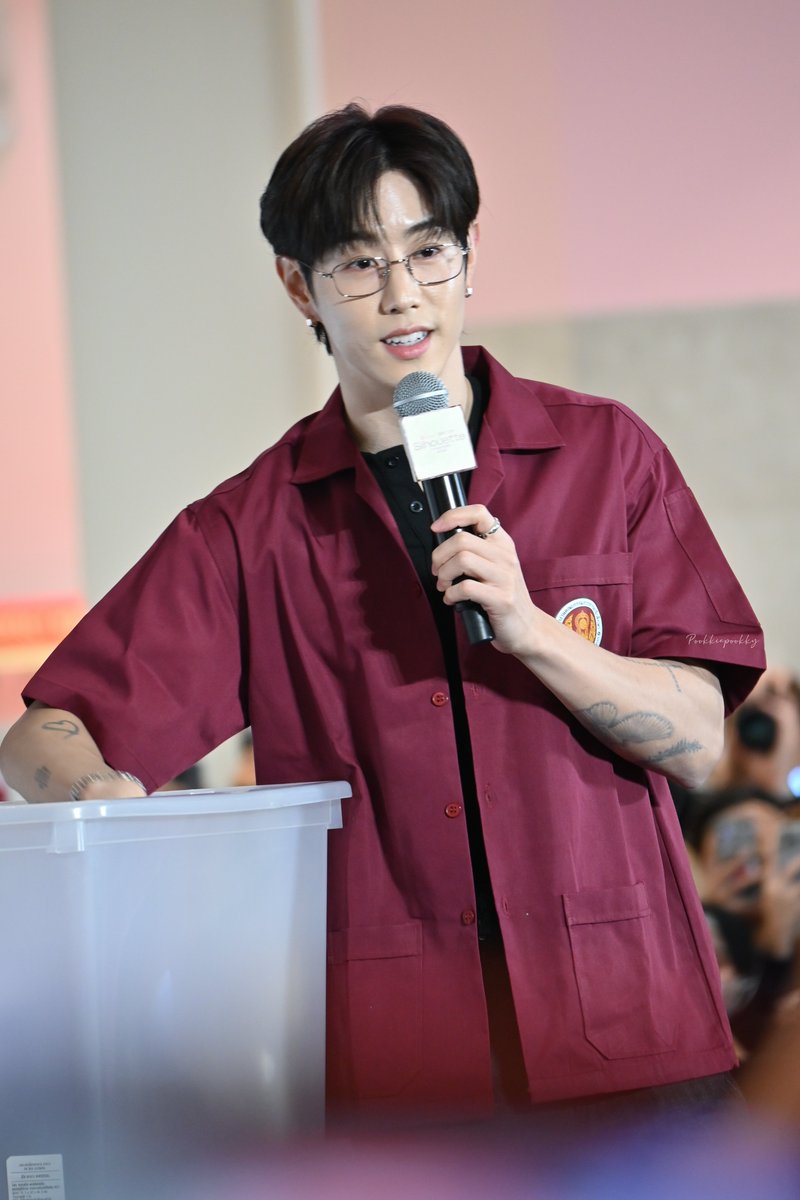 ด.ช.มาร์ค โตมา เป็น พี่มาร์ค วิศวะ 😉

MARK TUAN SILHOUETTE FANSIGN
#ShopeexMarkTuanEvent  #MarkTuan