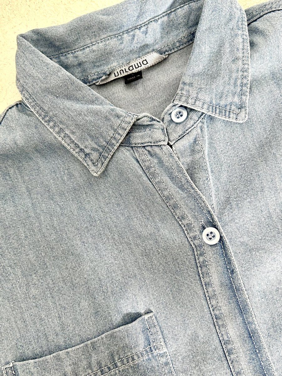 Aku pakai denim shirt dari Nurama, Alesha Shirt (Dark Blue). Bahannya bukan denim yang tebal, jadi nggak bikin panas dan masih super comfy. Plus, denim-nya kelihatan premium banget. 

s.shopee.co.id/1VrlxVjZ0P