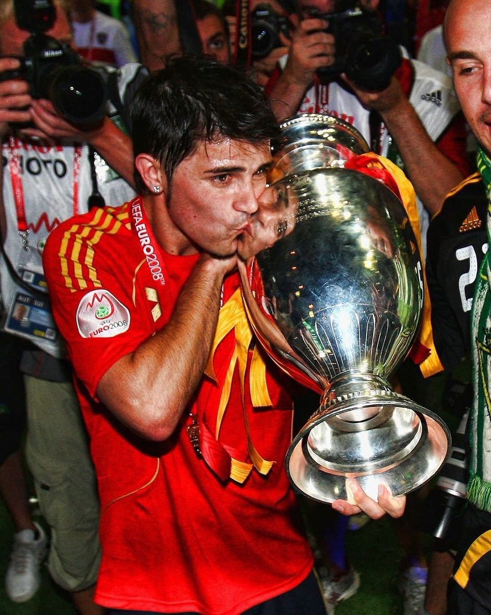 Footballtweet's tweet image. 🇪🇸 Happy birthday to David Villa, who had some fun between 2008-2010:

2008: 🥇 Copa del Rey
2008: 🥇 EUROs top-scorer
2008: 🥇 EUROs winner

2010: 🥇 World Cup top-scorer
2010: 🥇 World Cup winner
2010: 🥇 Supercopa de España

🗣️ Gianluigi Buffon: “Villa could score from…