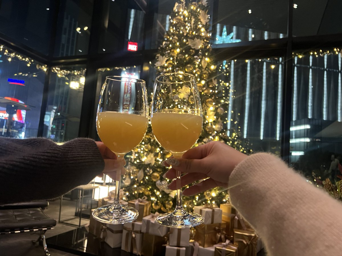 hlt_1226's tweet photo. GATE HOTEL
クリスマスツリーがとにかく美しすぎて最高な空間だった🎄✨✨ https://t.co/nibTNJTFcc
