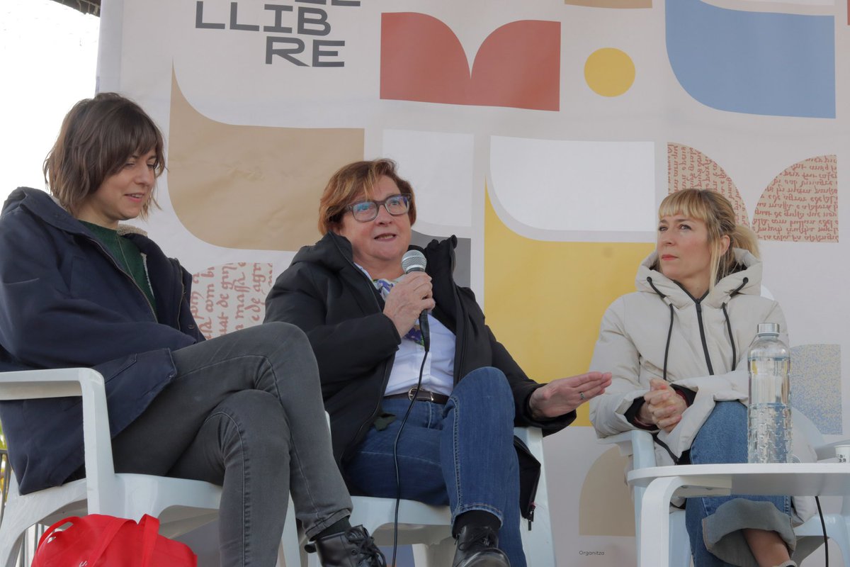 🎙 A “L’aventura de publicar un llibre”, Alba Bla, Alba Veryser i Reme Vila, moderades per Jessica Fortuny, han compartit reflexions i experiències sobre el camí de l’escriptura fins a l’edició. Una taula rodona inspiradora per als amants de la literatura! 📚  
#PlaçaDelLlibre