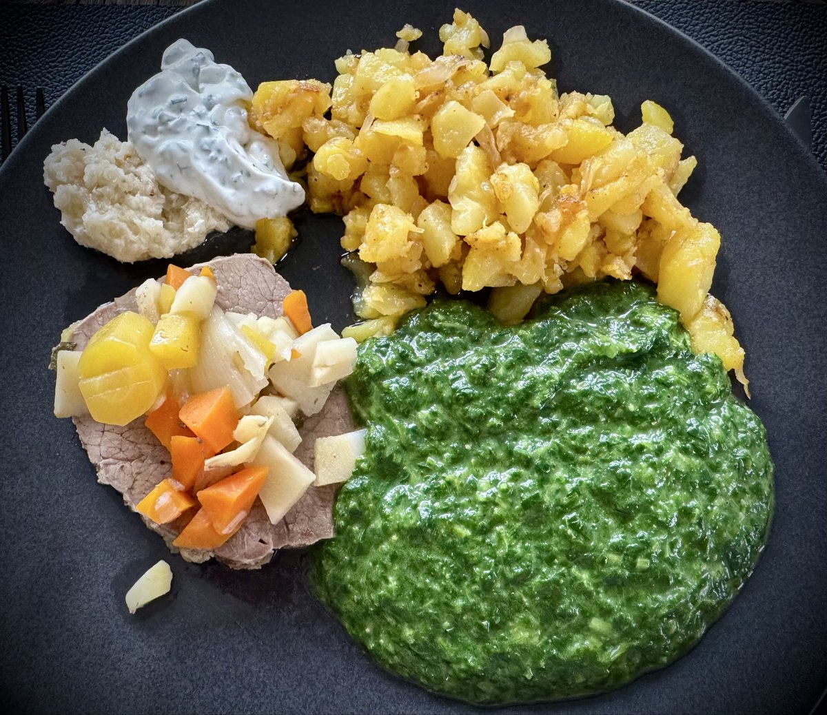 Spirelli79's tweet photo. #Schulterscherzerl #Rahmspinat #Röstkartofferl #Apfelkren #Schnittlauchsauce #Lieblingsessen https://t.co/XXX4gAcxF6