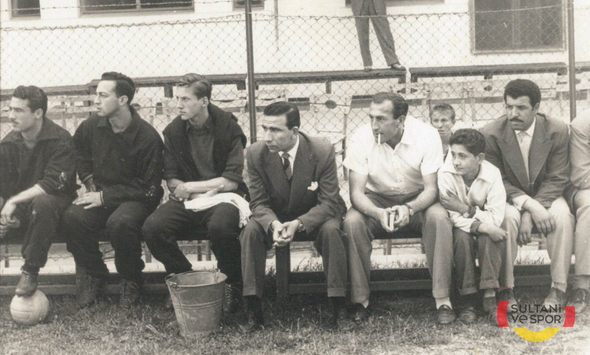 Galatasaray futbol takımının yedek kulübesinde dört Mektepli. Sol başta Muhtar Tucaltan, yanında Doğan Koloğlu, soldan üçüncü Metin Türel ve soldan beşinci Gündüz Kılıç.