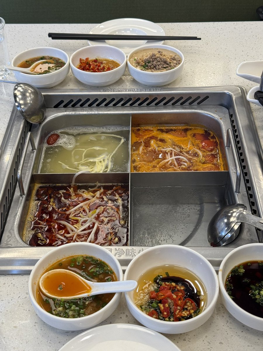 thingsiseeoften's tweet photo. 강남 하이디라오를 가면 초코케이쿠가 잇어요 https://t.co/TsCy2OaMm5
