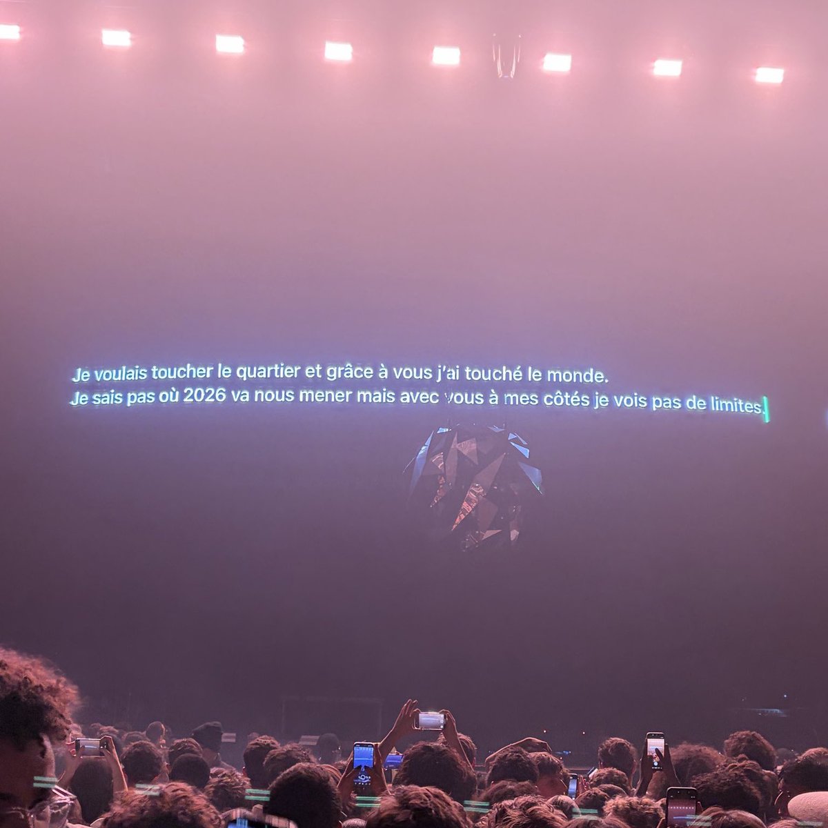 LmdTiakola's tweet image. 🚨 TIAKOLA a laissé un mot touchant à la fin de son concert cette nuit :

« Je voulais toucher le quartier et grace a vous j’ai toucher le monde..

Je sais pas où 2026 va nous mener mais avec vous à mes côtés je vois pas de limites » ❤️