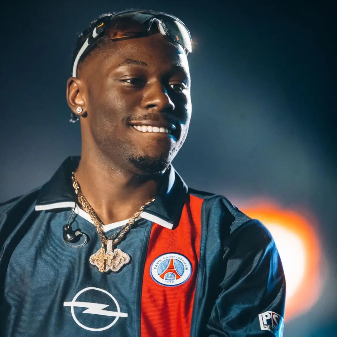 LmdTiakola's tweet image. 🚨 TIAKOLA a laissé un mot touchant à la fin de son concert cette nuit :

« Je voulais toucher le quartier et grace a vous j’ai toucher le monde..

Je sais pas où 2026 va nous mener mais avec vous à mes côtés je vois pas de limites » ❤️