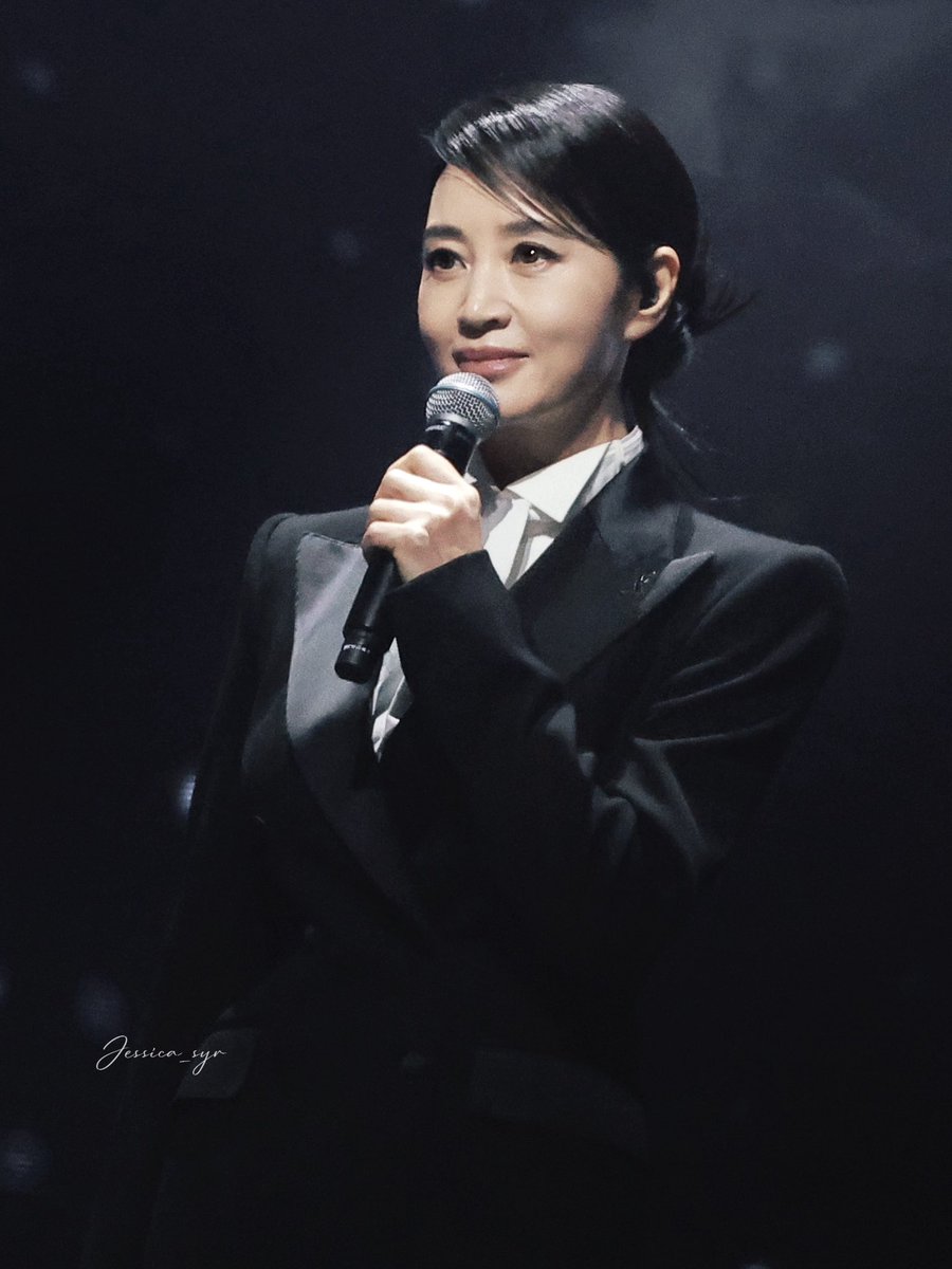 Jessixbca's tweet photo. 🎤💫

#KimHyeSoo #김혜수 #金憓秀 #MAMAAWARDS2025 https://t.co/RYzJ8ftwe8