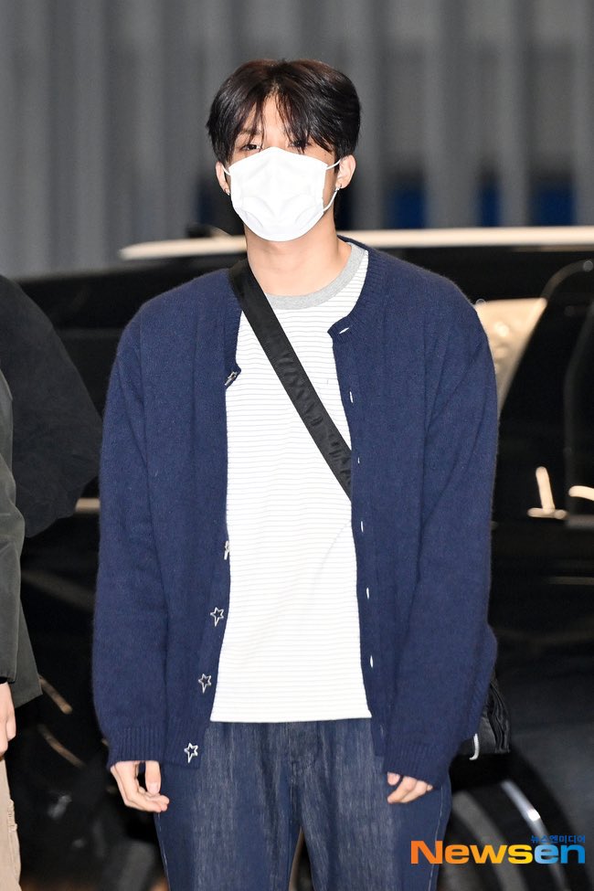 xxxxjwoo's tweet photo. oh his cardigan has stars on it https://t.co/8OS55rcxBx