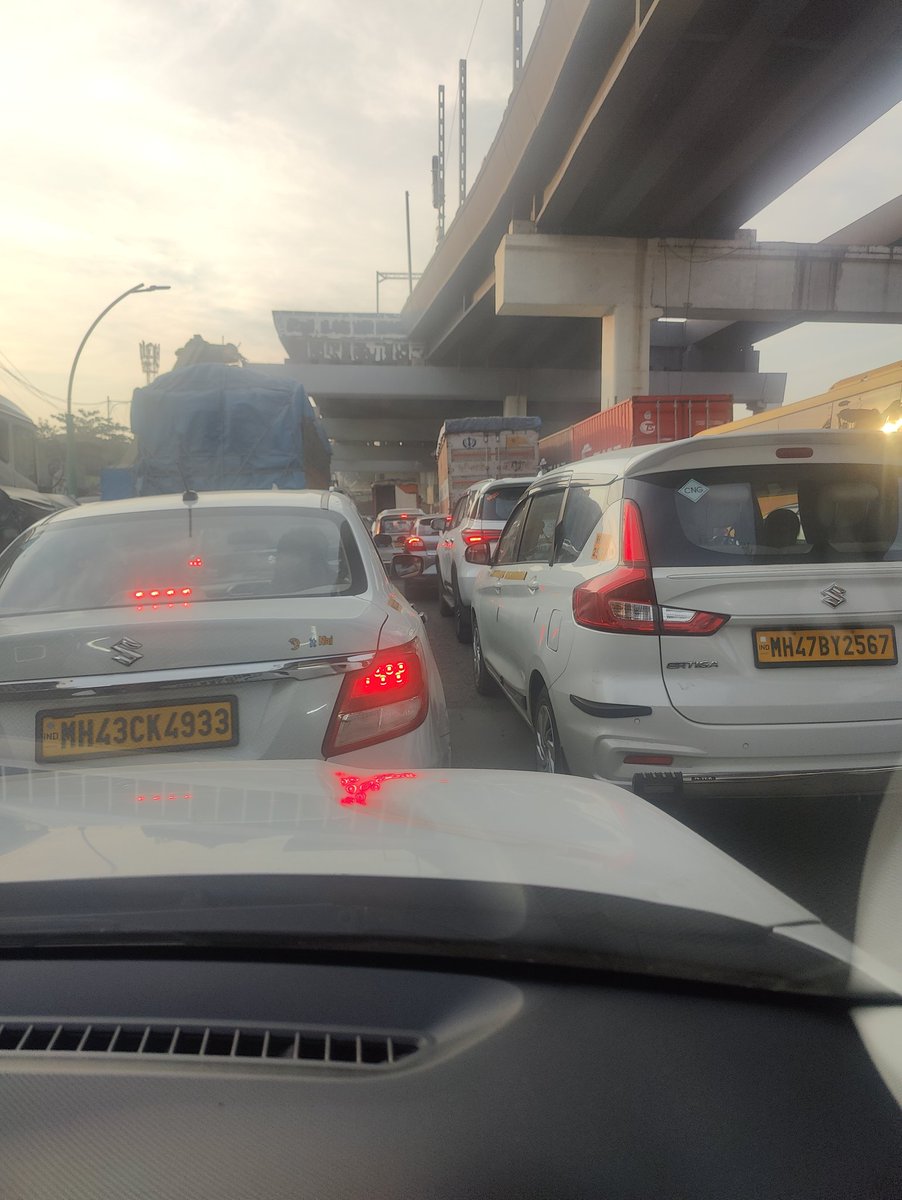 dipeshan88's tweet photo. Massive traffic jam at #ghodbunderroad ! how many more days we have to suffer?? @mieknathshinde @PratapSarnaik @ThaneCityPolice #thane @TV9Marathi https://t.co/4ueP6QMd11
