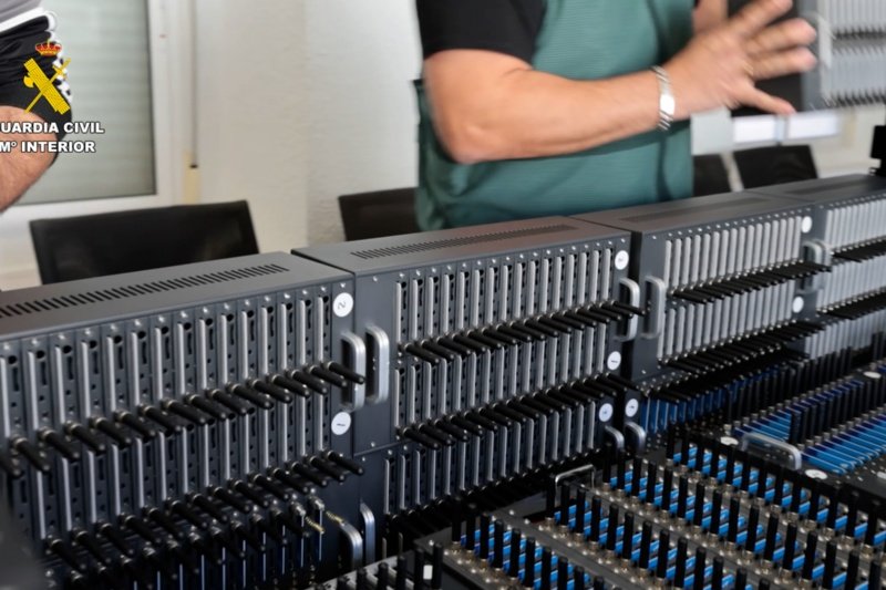 elhackernet's tweet image. Desmantelada en Barcelona una red de estafadores que enviaban 2,5 millones de mensajes fraudulentos al día

La operación ‘Mosenik’, de los agentes de Alicante ha permitido detener a un ucraniano de 41 años
web.guardiacivil.es/es/destacados/…