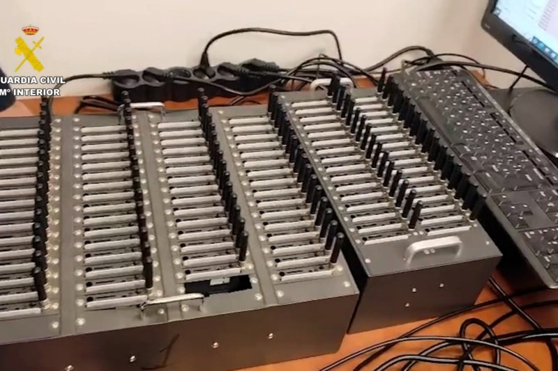 elhackernet's tweet image. Desmantelada en Barcelona una red de estafadores que enviaban 2,5 millones de mensajes fraudulentos al día

La operación ‘Mosenik’, de los agentes de Alicante ha permitido detener a un ucraniano de 41 años
web.guardiacivil.es/es/destacados/…