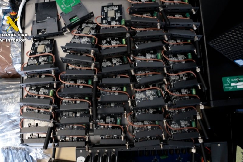 elhackernet's tweet image. Desmantelada en Barcelona una red de estafadores que enviaban 2,5 millones de mensajes fraudulentos al día

La operación ‘Mosenik’, de los agentes de Alicante ha permitido detener a un ucraniano de 41 años
web.guardiacivil.es/es/destacados/…